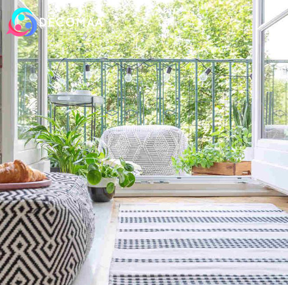 یک در منتهی به بالکن و یک فرش در پیش زمینه